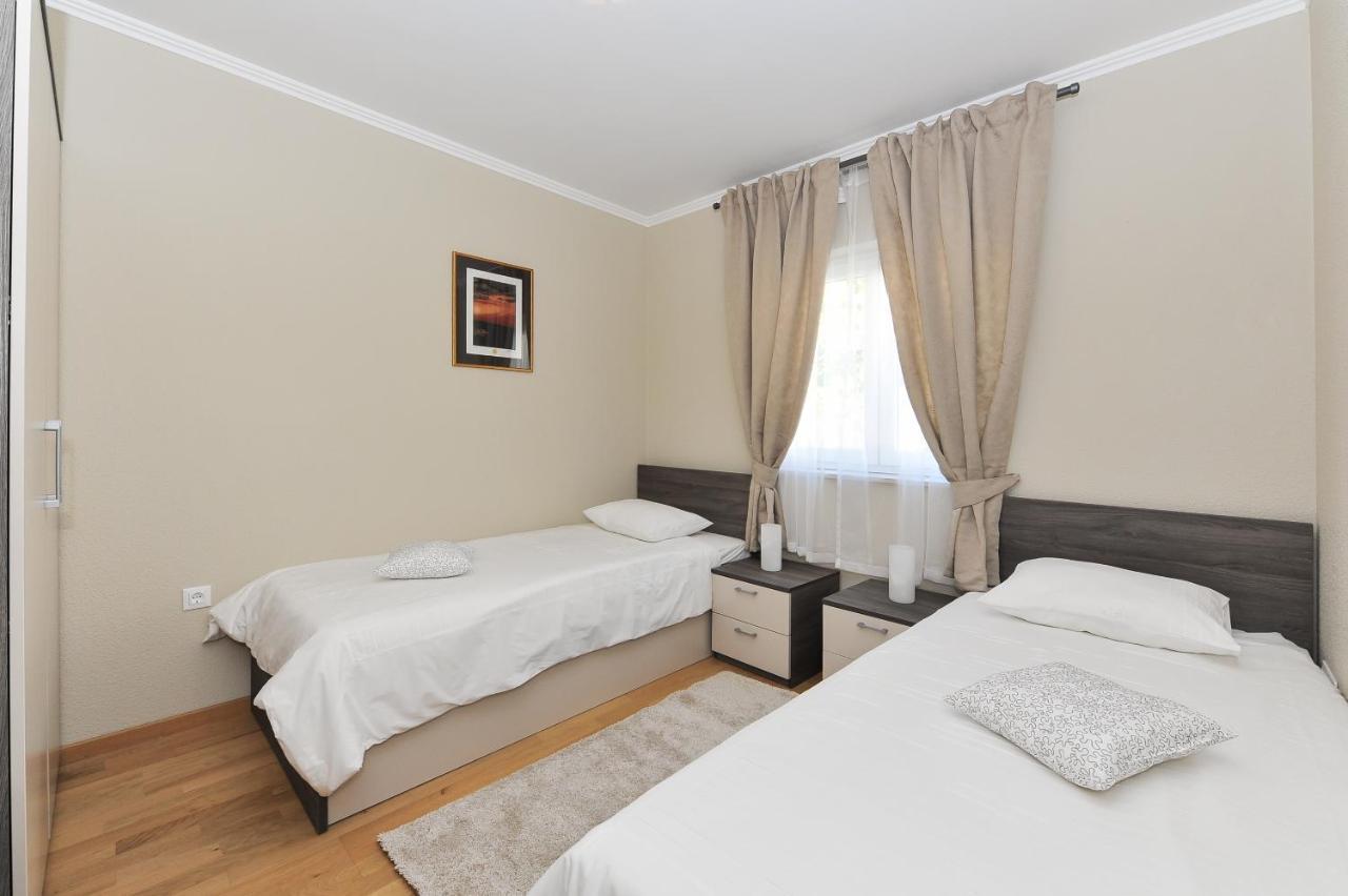 אוברובץ Apartmani Peric 1 Meka Draga מראה חיצוני תמונה